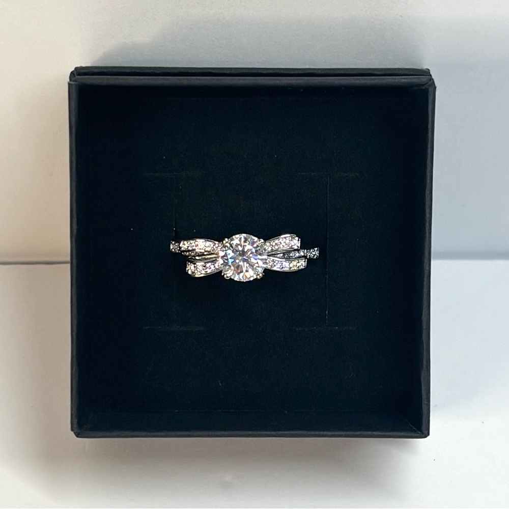 Sterling silver moissanite bow ring - Picture 4 of 11